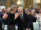 El Primer Ministro designado de Canadá, Mark Carney (C), y su esposa Diana Fox Carney (C I) llegan para su ceremonia de juramentación en Rideau Hall el 14 de marzo de 2025, en Otawa.