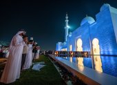 Los hombres rezan en la Gran Mezquita Sheikh Zayed en Abu Dhabi en las primeras horas del 6 de abril de 2024, en Laylat al-Qadr (Noche del Destino).