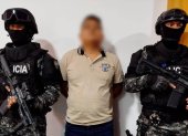 Detienen a hombre presuntamente vinculado a líder prófugo de una banda criminal en Ecuador.