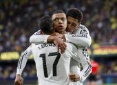 El delantero francés del Real Madrid Kylian Mbappé celebra con sus compañeros uno de sus goles ante el Villarreal durante el partido de Liga.