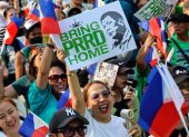 MANILA (Philippines), 15/03/2025.- Supporters of former Philippine president Rodrigo Duterte, also known by the initials PRRD, chant slogans amid flags and placards during a rally at the Liwasang Bonifacio public park in Manila, Philippines, 15 March 2025. Duterte made an online appearance before a pre-trial chamber of the International Criminal Court (ICC) in The Hague on 14 March, following his arrest on 11 March in Manila. The ICC is investigating Duterte"s war on drugs campaign that resulted in thousands of cases of alleged extra-judicial killings during his term. (Filipinas, La Haya) EFE/EPA/ROLEX DELA PENA