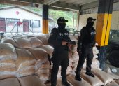 La Policía de Ecuador incauta sacos de maíz en Macará.