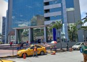 Guayaquil. Personas llegando al edificio del SRI para realizar trámites.