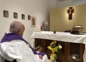 CIUDAD DEL VATICANO, 16/03/2025.- El Vaticano difundió este domingo la primera foto del papa desde su hospitalización el pasado 14 de febrero, en la que se le ve, de lado, concelebrando la misa en la capilla del apartamento en la décima planta del Gemelli de Roma. EFE/Oficina de prensa del Vaticano -SOLO USO EDITORIAL/SOLO DISPONIBLE PARA ILUSTRAR LA NOTICIA QUE ACOMPAÑA (CRÉDITO OBLIGATORIO)-