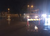 Pasadas las 22:00, varios tramos de vía a la costa son intervenidas por Interagua para retirar el agua acumulada.