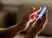 Referencial. Prohibición del uso del celular en el centro de votación.