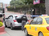Un guardia privado revisaba vehículos en los exteriores de la urbanización privada donde se registró el hecho.