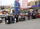 Según el Gobierno de Bolivia, el desabastecimiento está causado por la falta de dólares para importar combustibles y productos.