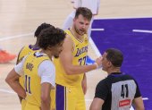 Luka Doncic (c) de Los Angeles Lakers fue puntal para la victoria del equipo de Los Ángeles.