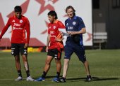 El entrenador de la selección chilena de fútbol, Ricardo Gareca (d), participa de un entrenamiento en el complejo deportivo Juan Pinto Durán, en Santiago (Chile).