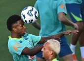 Vinícius Jr. de Brasil cabecea un balón durante un entrenamiento este martes, en el estadio Valmir Campelo Bezerra (Bezerrão) en Brasilia (Brasil).