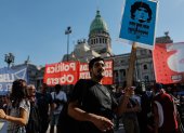 Personas participan en una manifestación este 19 de marzo de 2025, frente al Congreso en Buenos Aires (Argentina)