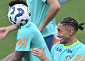 Raphinha de Brasil participa en un de los últimos entrenamientos de su selección en el estadio Valmir Campelo Bezerra (Bezerrão) en Brasilia (Brasil).