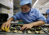 Un empleado trabaja en la línea de producción de una fábrica de China.