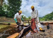 Derrame de crudo en Esmeraldas. Personal de Petroecuador trata de contener el crudo.