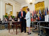 El presidente Donald Trump, junto a la secretaria de Educación de EE.UU., Linda McMahon, después de firmar una orden ejecutiva.
