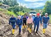 La ministra de Energía, Inés Manzano, en un recorrido por zona afectada por derrame de crudo.