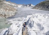 Fotografía de archivo que muestra el glaciar del Ródano, en los Alpes suizos, cubierto con lonas para protegerlo de un mayor derretimiento debido al calentamiento global.