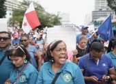 Docentes participan en una protesta durante el paro nacional este viernes, en Ciudad de Panamá (Panamá).