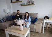 Sergio Encinas y su pareja Lorena Pacheco posan en su apartamento de Madrid el 20 de febrero de 2025.