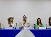 Las revelaciones de los chats del exconsejero Augusto Verdura (i) salvaron del juicio político a Johanna Verdezoto en la Asmablea.