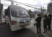 La fuerza pública resguarda el acceso al edificio de los medios públicos en el norte de Quito