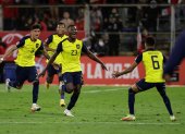 AMDEP3397. SANTIAGO (CHILE), 16/11/2021.- Los jugadores de Ecuador celebran un gol hoy, en un partido de las eliminatorias sudamericanas para el Mundial de Catar 2022 entre Chile y Ecuador en el estadio San Carlos de Apoquindo en Santiago (Chile). EFE/Alberto Valdés POOL