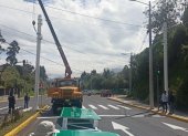 Funcionarios y maquinaria de la Prefectura de Pichincha cerraron la vía hasta colocar el rótulo en la av. Quintana.