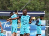 El delantero Enner Valencia fue de los más sonrientes en la práctica de la selección.