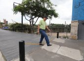Las cadenas representan riesgo para los peatones que circulan por el puente 5 de Junio.