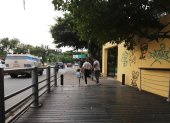 Familias suelen transitar por las aceras del puente 5 de Junio, entre el Malecón del Salado y el parque lineal que conduce a Guayarte.