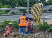 Prefectura intensificó los trabajos de remoción de escombros tras colapso de puente.