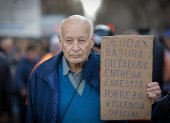 Fotografía de archivo en donde un hombre de la tercera edad participa en una manifestación en Buenos Aires (Argentina).