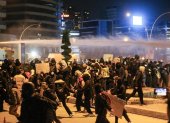 Un chorro de agua, disparado por la policía antidisturbios turca, fue registrado este martes, 25 de marzo, sobre un grupo de manifestantes de una protesta antigubernamental en Ankara (Turquía).