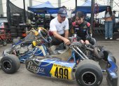 Ernesto Ramia y su hija Pauleth, en los pits durante la segunda válida del Campeonato Invernal Provincial de Karting.