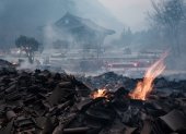 las llamas restantes después de que la mayoría de los edificios quedaran reducidos a cenizas por un incendio forestal en el Templo Gounsa, en Uiseong, el 26 de marzo de 2025.