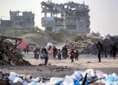 Personas desplazadas por el conflicto y que huyen de Beit Hanún, en el norte de la Franja de Gaza, llegan cargando sus pertenencias a la Ciudad de Gaza el 18 de marzo de 2025.