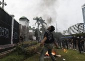 Un manifestante lanza un cóctel molotov durante una protesta contra la recién aprobada ley militar del país frente al edificio del Parlamento en Yakarta, el 27 de marzo de 2025.