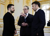 El presidente de Ucrania, Volodymyr Zelensky (I), el primer ministro británico, Keir Starmer (C), y el presidente de Francia, Emmanuel Macron, conversan durante una reunión trilateral al margen de la cumbre de la "Coalición de los Dispuestos" en el Palacio de Elíseo en París, Francia, 27 de marzo de 2025.