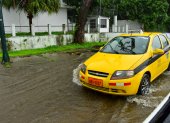En la avenida del Bombero, en el oeste de Guayaquil, se registró acumulación de agua.