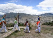 Los danzantes indígenas Yumbos participan en una ceremonia tradicional este 22 de marzo de 2025 en Quito (Ecuador)