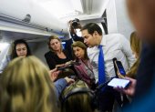 El Secretario de Estado de Estados Unidos, Marco Rubio, dando declaraciones a periodistas en un avión.