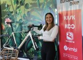 La ciclista de 31 años mostró feliz la bicicleta que llevará con su nuevo equipo: el  guatemalteco Macizo Banrural.