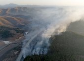 ANDONG (Korea, Republic Of), 29/03/2025.- Smoke rises from a wildfire on a mountain in Andong, North Gyeongsang Province, South Korea, 29 March 2025. South Korea is grappling with wildfires in the southeastern region, described by authorities as the largest on record, with at least 26 people killed, according to the Central Disaster and Safety Countermeasure Headquarters. (incendio forestal, Corea del Sur) EFE/EPA/YONHAP SOUTH KOREA OUT