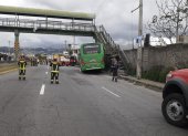 La unidad quedó incrustada en las gradas del puente, luego del choque del bus en Calderón.
