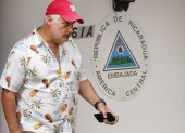 El exasesor de campaña y exministro de la Presidencia del expresidente Ricardo Martinelli, Demetrio Jimmy Papadimitriu, llega a la embajada de Nicaragua este domingo, en Ciudad de Panamá (Panamá). La Policía de Panamá recibió una alerta de Interpol contra el expresidente Ricardo Martinelli (2009-2014), al que el pasado jueves se le otorgó un salvoconducto para dejar la embajada nicaragüense, donde ha estado asilado desde febrero de 2024 tras ser condenado por corrupción, pero aclaró que esta notificación no va a interrumpir su salida prevista el lunes hacia Nicaragua. EFE/ Bienvenido Velasco