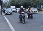 Ordenanza. En Quito está prohibida la circulación de dos o más personas en moto.