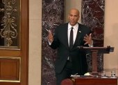 Captura de video de la televisión del Senado de EE.UU. donde aparece el senador demócrata por Nueva Jersey Cory Booker hablando este martes en el Congreso de Estados Unidos en Washington (EE.UU.).