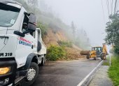 Más de 600 metros cúbicos de escombros bloquearon la vía a Nayón, tras dos derrumbes.