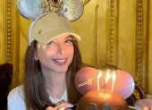 Érika Vélez y su pastel de cumpleaños al estilo de Mickey Mouse